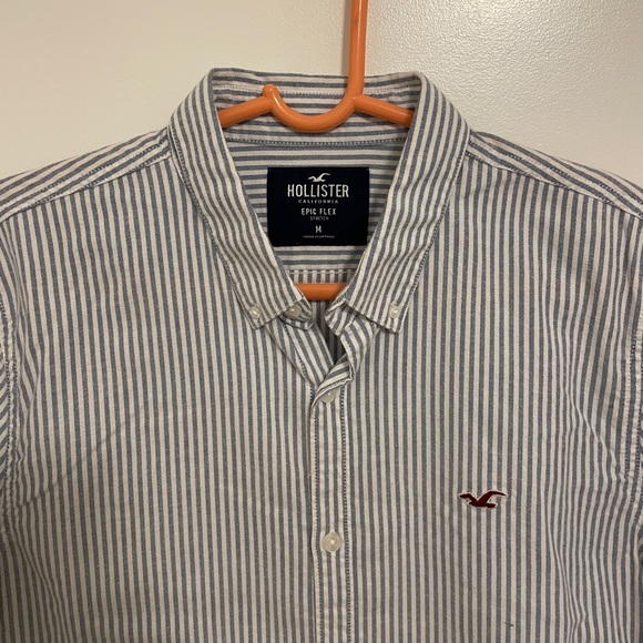 🤝 Striped Hollister Short Sleeve Button Down Shirt 🤝 - Picture 2 of 3